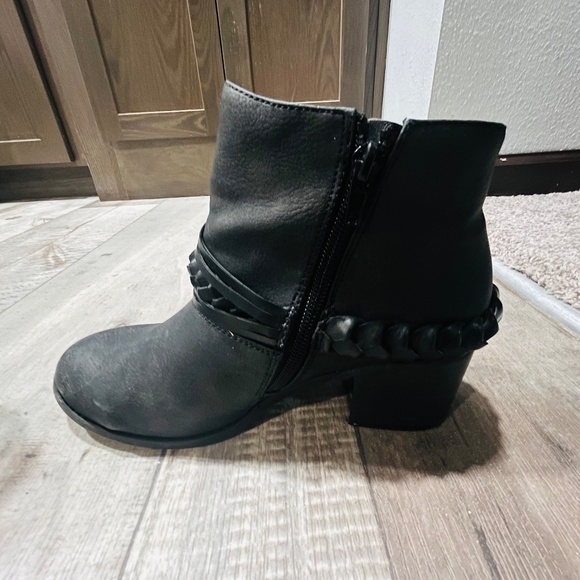 Not Rated Black and Gold Boots - Picture 4 of 5